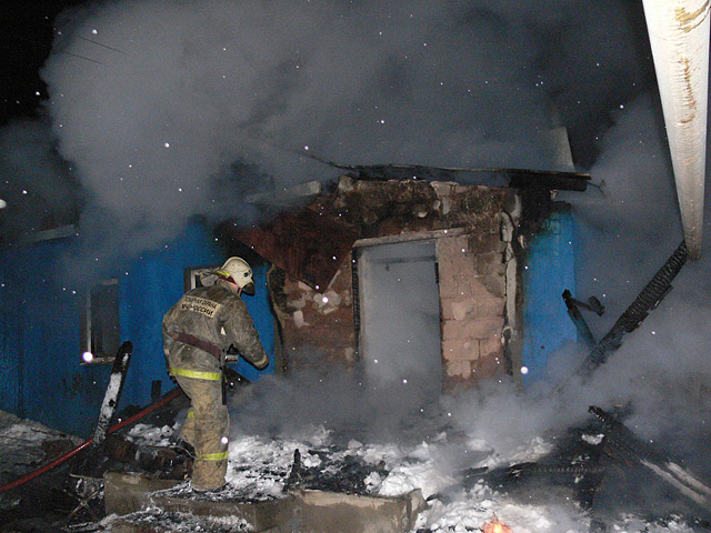 В Ленинском районе Тульской области сгорел жилой дом. По данным МЧС, на месте ЧП найдено три тела - две женщины и ребенок