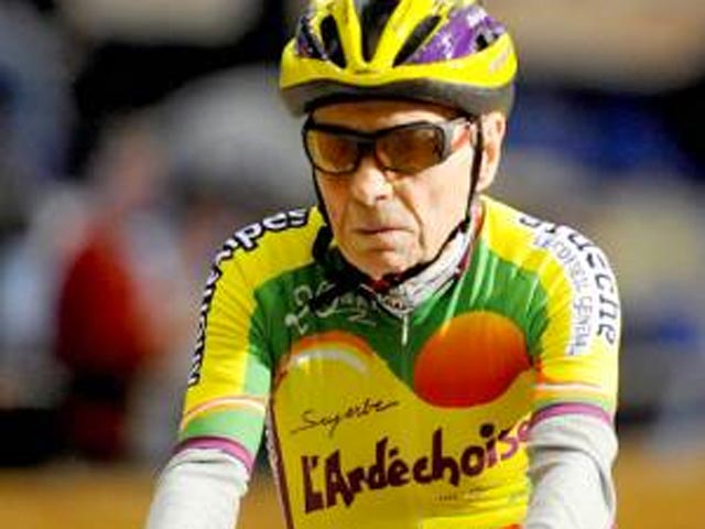 Столетний велосипедист Робер Маршан установил новый мировой рекорд в своей возрастной категории, проехав за один час 24,25 км