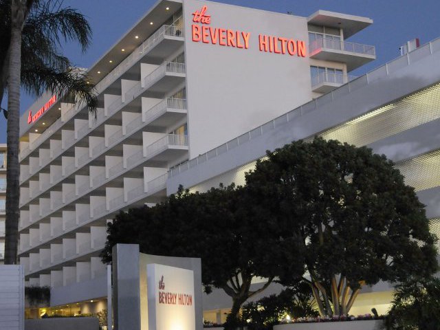Многочисленные постояльцы потребовали от администрации гостиницы Beverly Hilton компенсации за неудобства, доставленные им полицией и персоналом отеля после скоропостижной смерти 11 февраля американской певицы Уитни Хьюстон