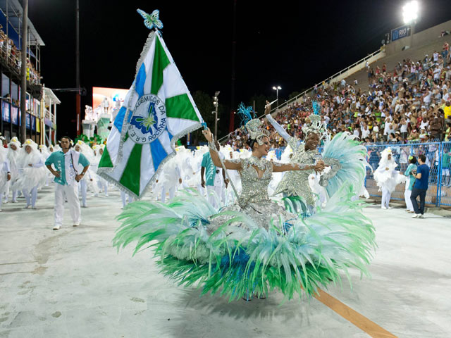 На карнавале в Рио проходят соревнования школ самбы