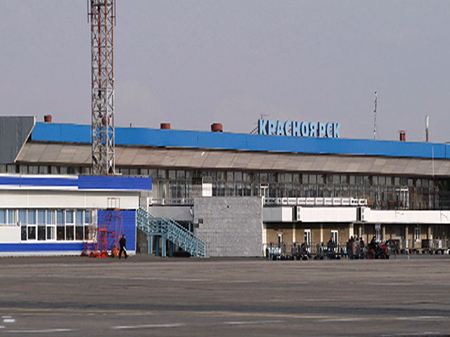Пассажирский самолет с украинской хоккейной командой на борту вынужден был прервать взлет из аэропорта Красноярска из-за технических проблем