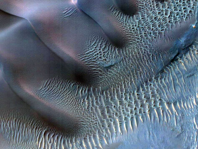 Ученые обнаружили на снимках поверхности Марса, сделанных с борта станции MRO (Mars Reconnaissance Orbiter), следы относительно недавних землетрясений