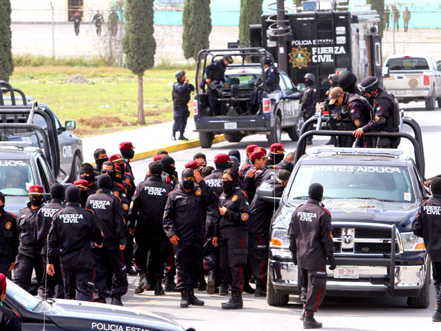 В мексиканском городе Аподака полиция задержала два десятка надзирателей, которых подозревают в связи с наркомафией