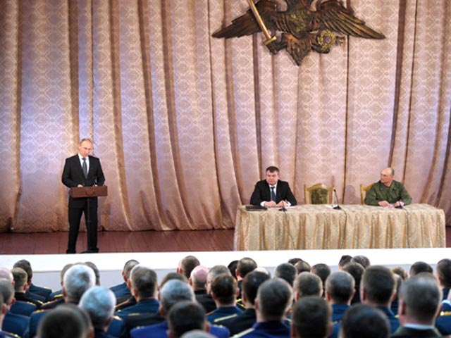 Путин поведал военным, как отвести "оранжевую угрозу" от России