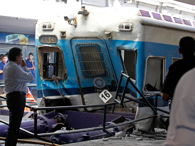 В столице Аргентины Буэнос-Айресе переполненный поезд сошел с рельсов и врезался в перрон на станции Once