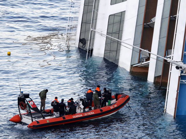 Восемь тел погибших обнаружены 22 февраля на затопленной пассажирской палубе частично затонувшего у берегов итальянского острова Джильо круизного лайнера Costa Concordia