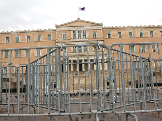 Парламент Греции одобрил программу реструктуризации госдолга, предусматривающую обмен существующих облигаций на новые со списанием более чем 50% их номинальной стоимости
