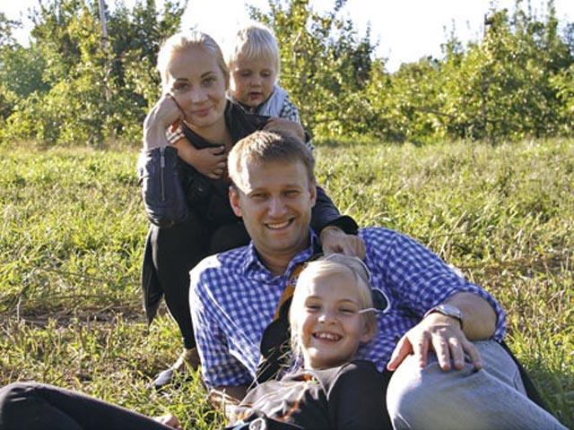 Юлия и Алексей Навальные с детьми
