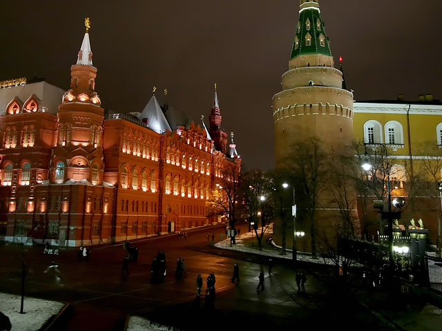 Московская полиция вмешалась в драку на Манежной площади в пятницу вечером в Москве