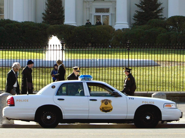 Спецслужбы США арестовали человека за попытку угнать их служебный автомобиль у школы в Вашингтоне, в которой учатся дети президента США Барака Обамы