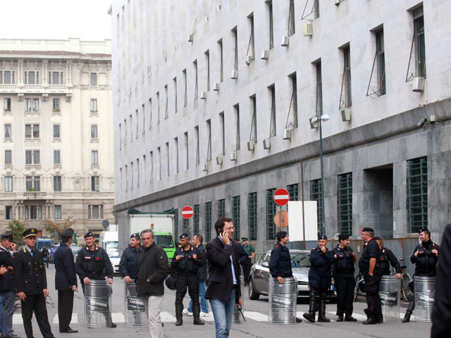Миланский суд вынес в вердикт о ненаказуемости бывшего премьер-министра Италии Сильвио Берлускони за давностью совершенного преступления по скандальному "делу Миллса"