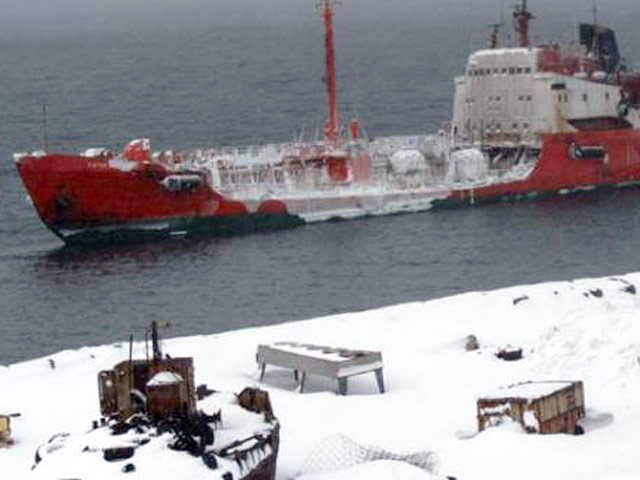 С аварийного танкера "Каракумнефть", севшего на мель в Курильском заливе близ острова Итуруп, откачали все дизельное топливо