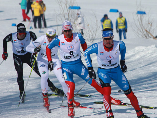 Юниоры принесли России "золото" в лыжной эстафете на ЧМ
