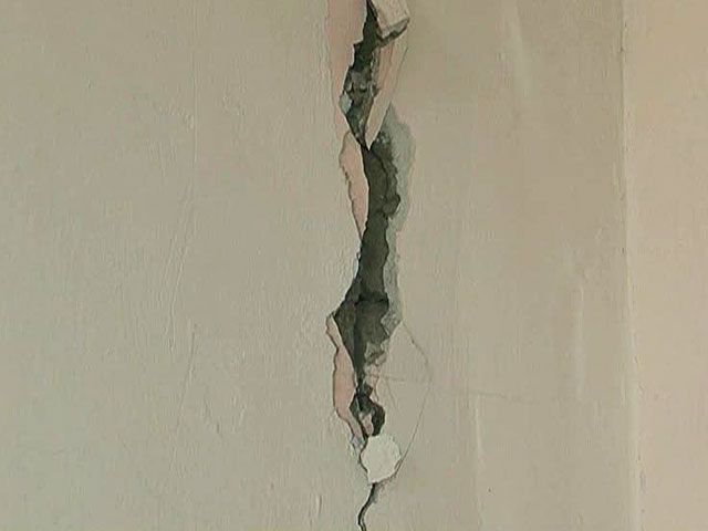 Потолочное перекрытие с шиферной кровлей обрушилось в одном из частных домов поселка Белый Яр (Алтайский район, Хакасия) в результате подземных толчков