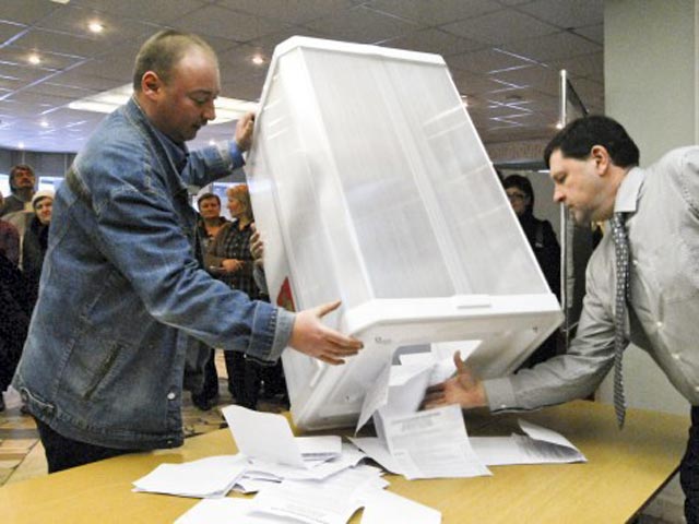 Состоявшаяся в минувшие выходные "генеральная репетция" президентских выборов, которая проходила на 12 избирательных участках в Москве, не смогла убедить сомневающихся в том, что голосование пройдет без нарушений и подлога