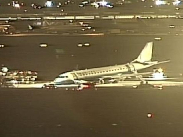 Пассажирский самолет совершил аварийную посадку в международном аэропорту американского города Ньюарк (США, штат Нью-Джерси)