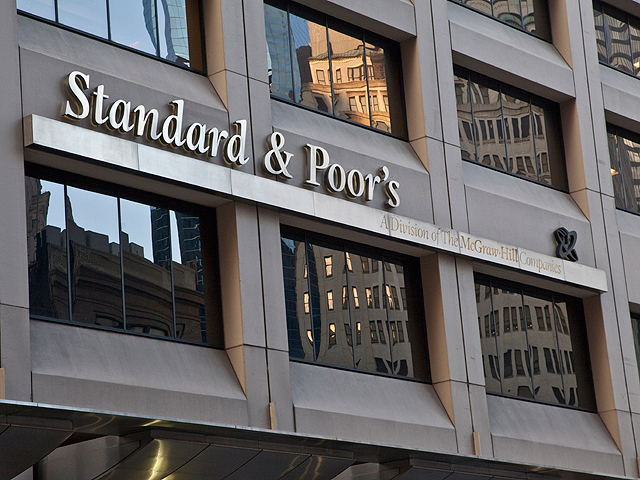 Рейтинговое агентство Standard & Poor's в понедельник понизило долгосрочный суверенный кредитный рейтинг Греции на две ступени - с "СС" до "селективного дефолта",