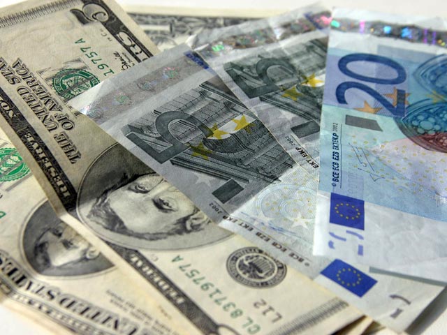 Евро может подешеветь к доллару и другим валютам, если финансовые организации еврозоны привлекут больше трехлетних кредитов Европейского центрального банка (ЕЦБ), чем предполагается