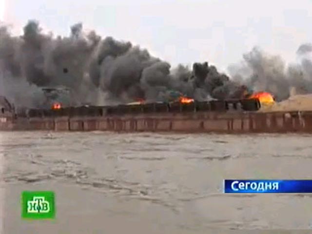 На Каспии горит танкер "Инженер Назаров", который стоит на рейде Махачкалинского морского торгового порта. Как передает "Интерфакс", эвакуированы 14 из 15 членов команды, позже было найдено тело боцмана