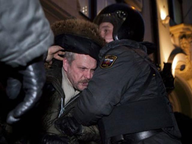 Московская полиция задержала у здания Центризбиркома 17 оппозиционных активистов, передает ВВС. Они вновь пытались провести несанкционированную акцию под лозунгом "Остановим диктатуру!"