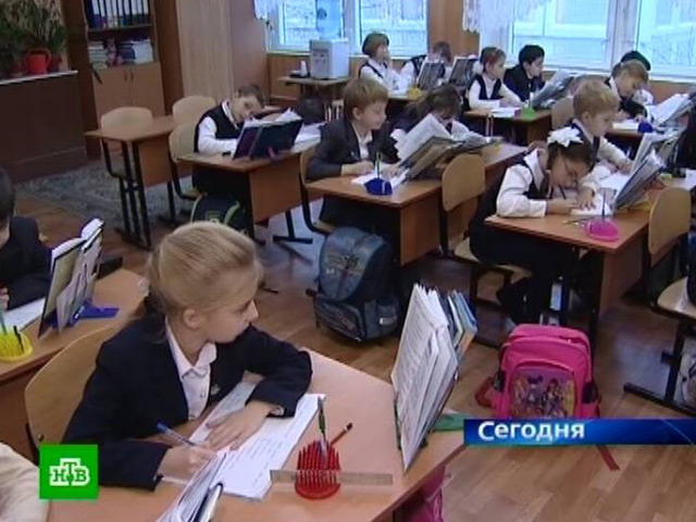 Обязательная школьная форма, исчезнувшая из гардероба российских учащихся в начале 1990-х годов, может вернуться через 5-10 лет