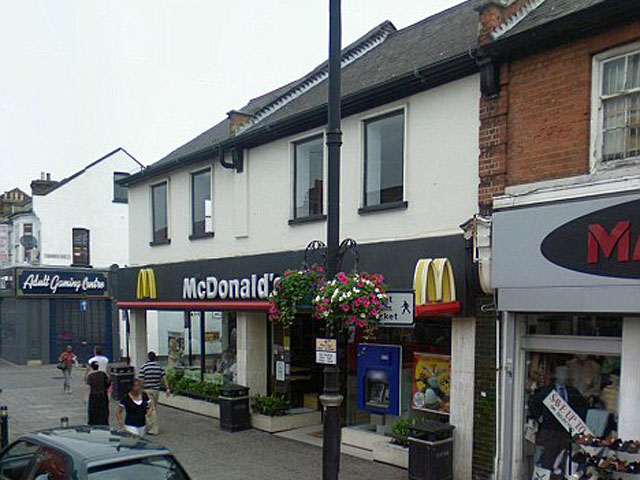 В Лондоне судят банду во главе с 13-летним мальчиком, которая насиловала девочку даже в ресторане McDonald's