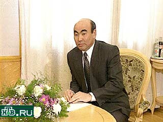 Аскар Акаев сдал экзамен по киргизскому языку на "четверку"