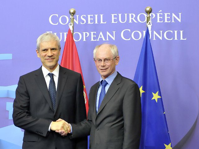 Саммит ЕС предоставил Сербии официальный статус кандидата на вступление в ЕС. Об этом заявил президент ЕС Херман Ван Ромпей