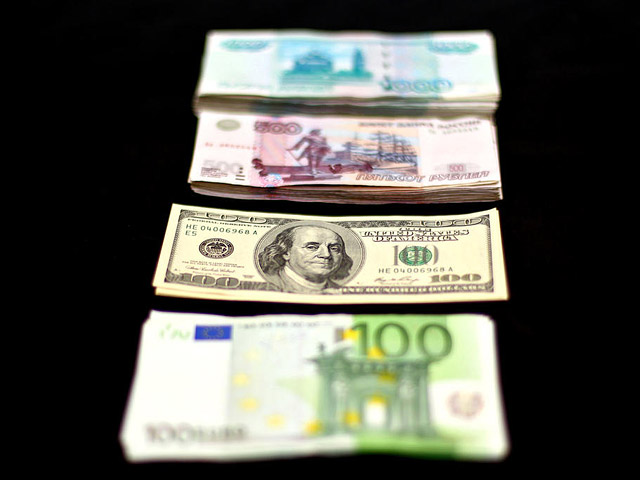 Доллар прибавил 1 копейку, евро упал на 14
