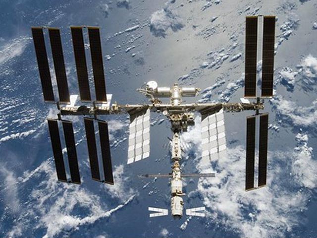 Космонавты на МКС приводят в порядок свой "орбитальный дом": объем обитаемых отсеков превышает 370 кубических метров, и все их придется очистить вручную, в основном с помощью специальных салфеток