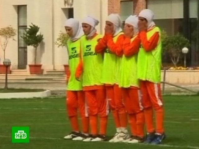 Мусульманкам позволят играть в футбол в головных уборах