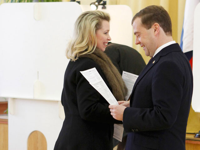 Президент России Дмитрий Медведев и его супруга Светлана проголосовали на выборах главы государства на избирательном участке номер 2634 в здании московской школы номер 1118