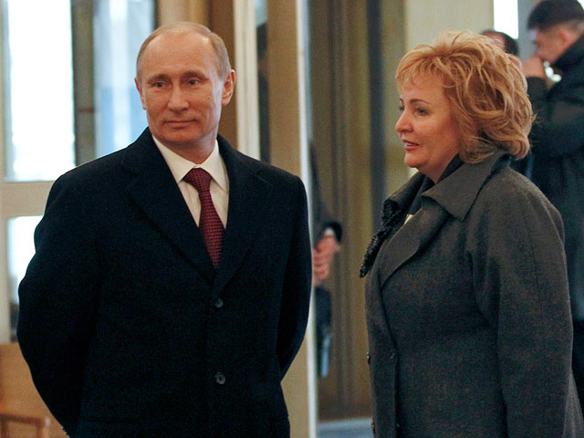 Путин проголосовал на выборах вместе с женой