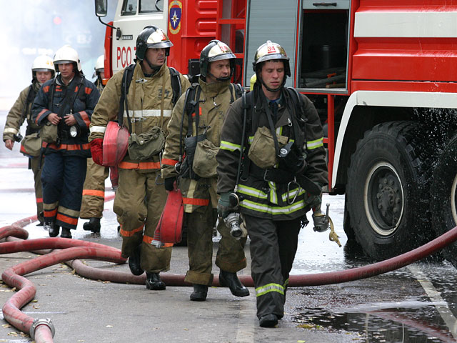 В горящем здании склада на юго-востоке Москвы произошло обрушение кровли, раздались несколько хлопков, огонь распространился на все здание