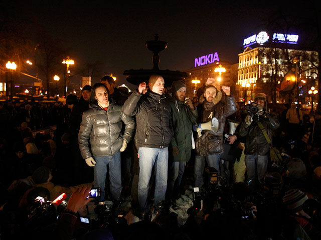 Участники митинга Сергей Удальцов и Илья Пономарев ранее заявили, что не покинут Пушкинскую площадь в знак протеста. Они призвали своих сторонников присоединиться к ним. Удальцов, по некоторым сообщениям, начал устанавливать палатку в фонтане