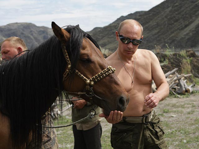 Западная пресса до сих пор в восторге от фотографий Владимира Путина во время отпуска в Тыве в августе 2009 года