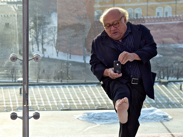 Де Вито представил в Москве "Лоракса" и сфотографировал свою голую ногу