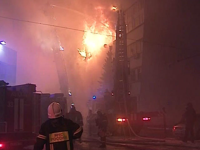 Кровля петербургского гипермаркета обрушилась на площади около тысячи квадратных метров из-за пожара, в настоящее время возгорание локализовано