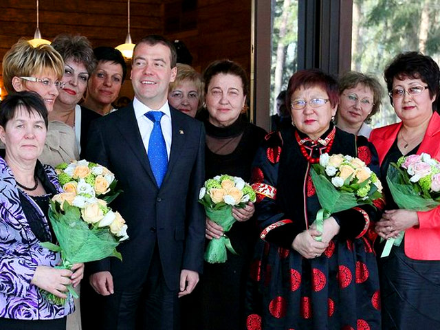 Президент России Дмитрий Медведев в преддверии Международного женского дня встретился в своей подмосковной резиденции с женщинами России 