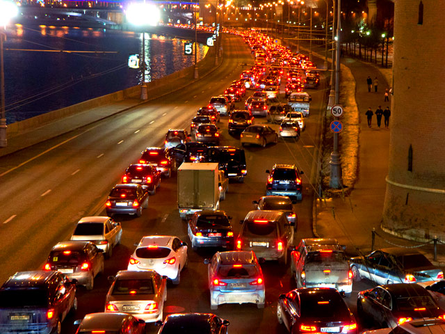 В среду вечером загруженность московских дорог по данным сервиса "Яндекс.Пробки" достигла своего пика - 10 баллов вместо обычных семи
