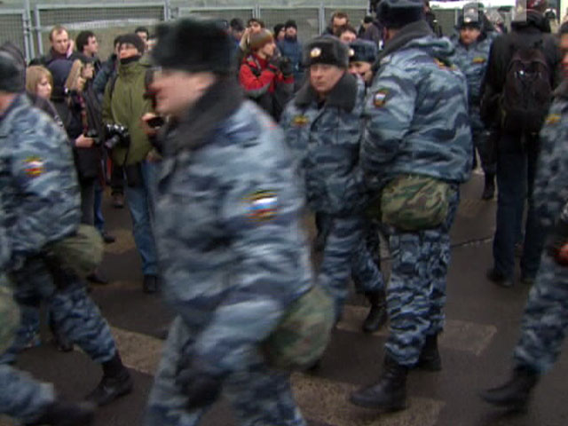 До 20 человек были задержаны полицией на Пушкинской площади вечером в четверг в Москве при попытке проведения несанкционированной акции