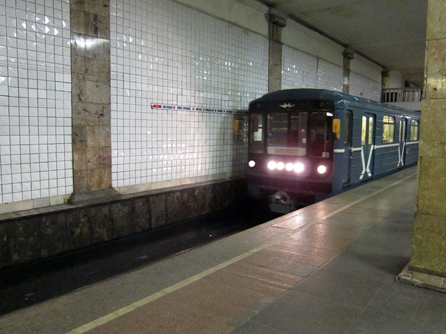 Движение по Сокольнической линии метрополитена временно остановлено из-за падения человека на пути