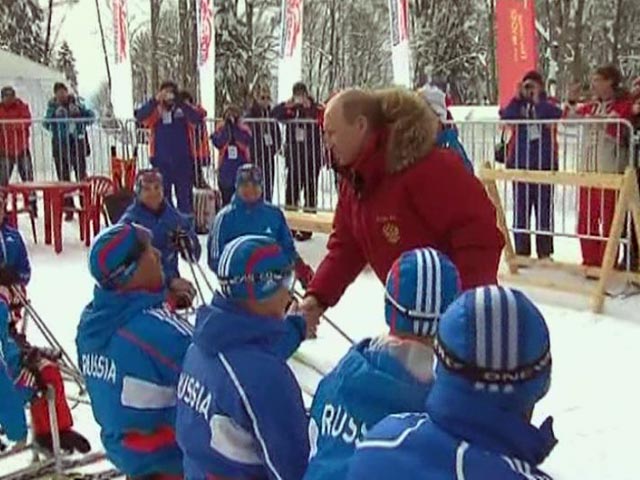 Владимир Путин в пятницу побывал на чемпионате России среди паралимпийцев по лыжным гонкам и биатлону и попробовал себя в роли стреляющего лыжника