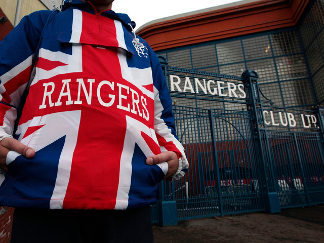 Футболисты, тренеры и персонал знаменитого шотландского клуба "Глазго Рейнджерс" согласились на урезание своих зарплат, что позволит им провести оставшиеся матчи в нынешнем сезоне чемпионата страны