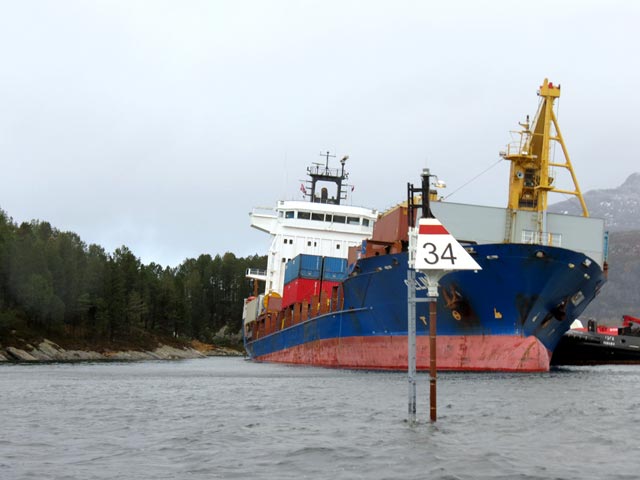 На борту судна "Селина", севшего в пятницу вечером на мель у юго-западных берегов Норвегии, находились двое россиян, двое украинцев и граждане Филиппин