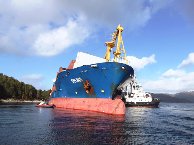 Нефтяной танкер, экипаж которого состоит из граждан России, Украины и Филиппин, сел на мель недалеко от побережья Норвегии