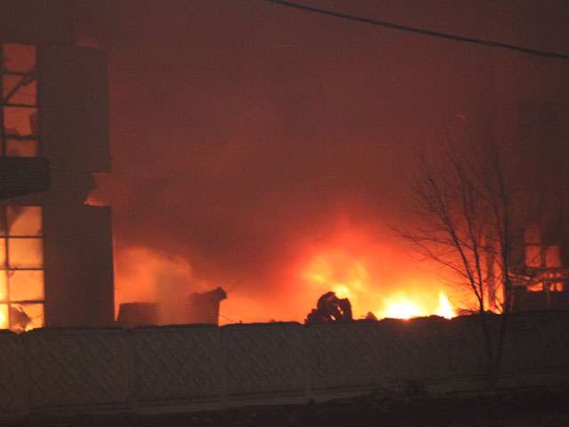 На юго-востоке Москвы горит кровля здания, где расположены Современная гуманитарная академия и развлекательный клуб