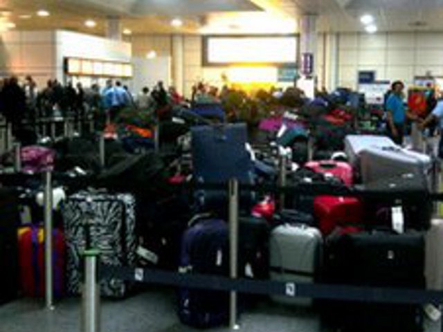 В результате выхода из строя багажных лент в лондонском аэропорту Gatwick скопилось две тысячи чемоданов, хозяевам которых пришлось улететь без них