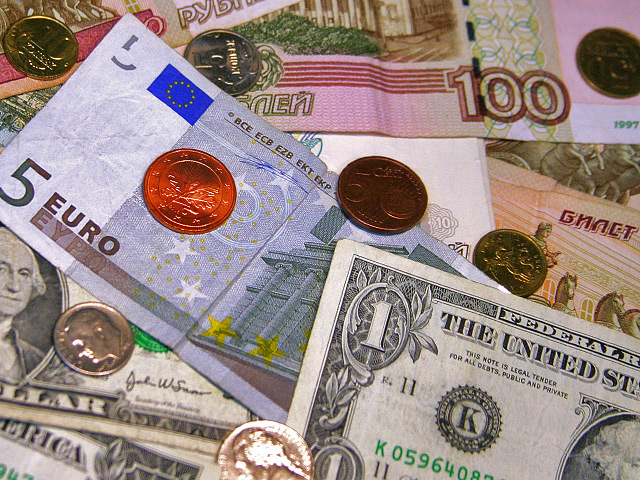 Банк России в 2014 году может отказаться от регулирования курса национальной валюты, заявил первый заместитель председателя Центробанка Алексей Улюкаев