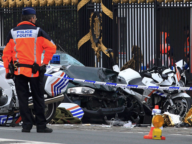 Перед воротами королевской усадьбы в Брюсселе странный водитель сбил мотоциклистов из кортежа